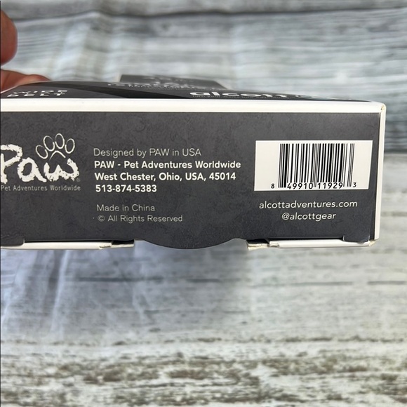 Alcott Pink Wanderer Retractable Leash for dogs up to 45lbs Length 16ft long - Picture 3 of 5